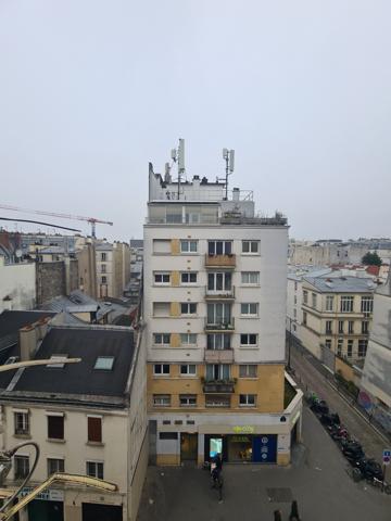 Chambre ou bureau avec une vue entièrement dégagée