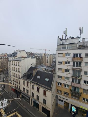 Chambre ou bureau avec une vue entièrement dégagée