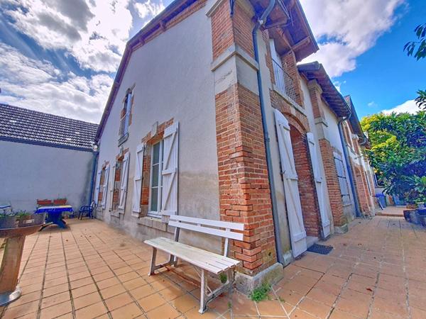 OLIVET BOURG - IMMEUBLE - 3 APPARTEMENTS T2 ET 1 APPARTEMENT T5 - JARDIN CLOS - PLACE DE STAIONNEMENT