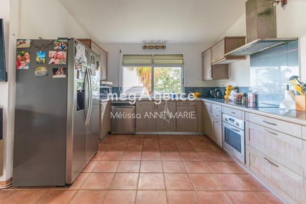 Maison à PETIT-BOURG, 97170 - 7 pièces 155m²