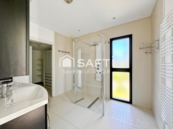 Maison d'architecte contemporaine 7 pièces avec sous-sol complet et piscine