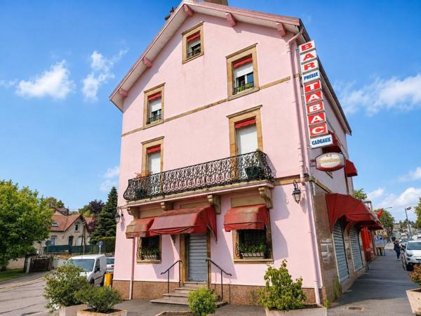Immeuble composé de deux appartements et un commerce