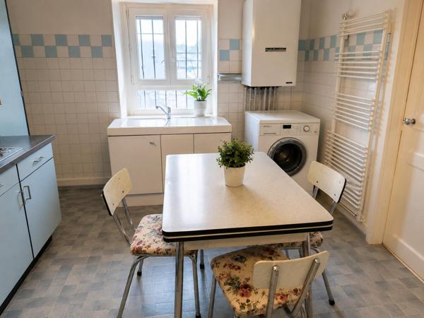 Immeuble composé de deux appartements et un commerce