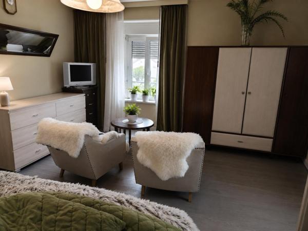 Immeuble composé de deux appartements et un commerce