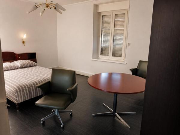 Immeuble composé de deux appartements et un commerce