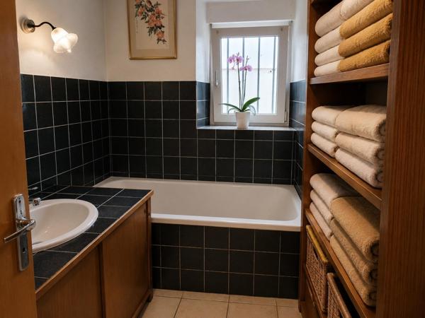 Immeuble composé de deux appartements et un commerce