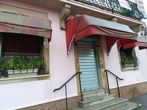 Immeuble composé de deux appartements et un commerce