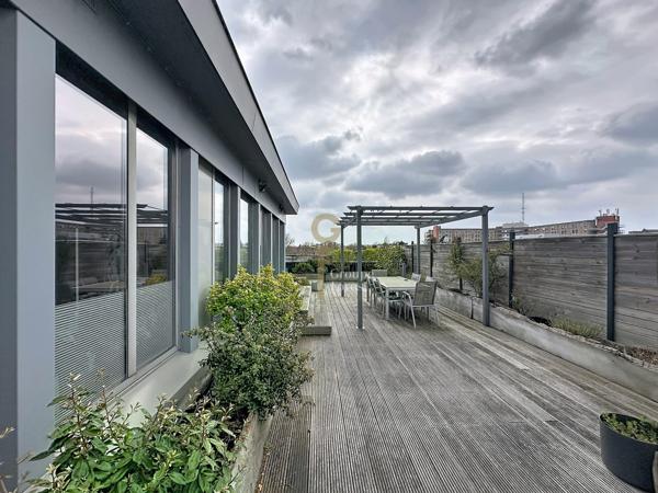 UNIQUE PENTHOUSE DE 136M2 : 3 CHAMBRES, TERRASSE DE 200M2 ET PARKING PRIVATIF