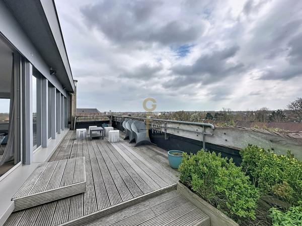 UNIQUE PENTHOUSE DE 136M2 : 3 CHAMBRES, TERRASSE DE 200M2 ET PARKING PRIVATIF