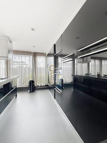 UNIQUE PENTHOUSE DE 136M2 : 3 CHAMBRES, TERRASSE DE 200M2 ET PARKING PRIVATIF