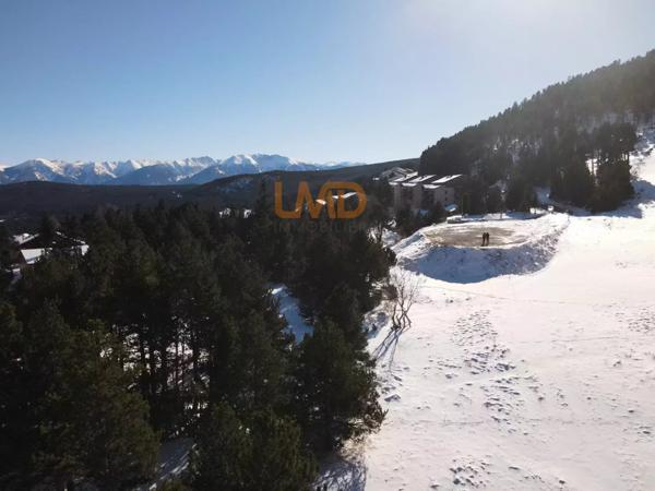 Terrain bord de piste, libre constructeur.