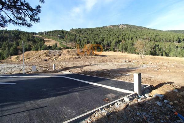 Terrain bord de piste, libre constructeur.