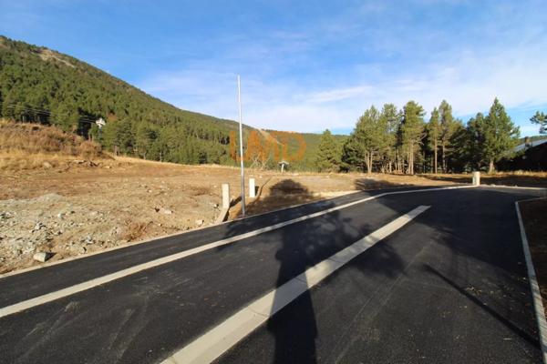 Terrain bord de piste, libre constructeur.