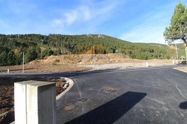 Terrain bord de piste, libre constructeur.