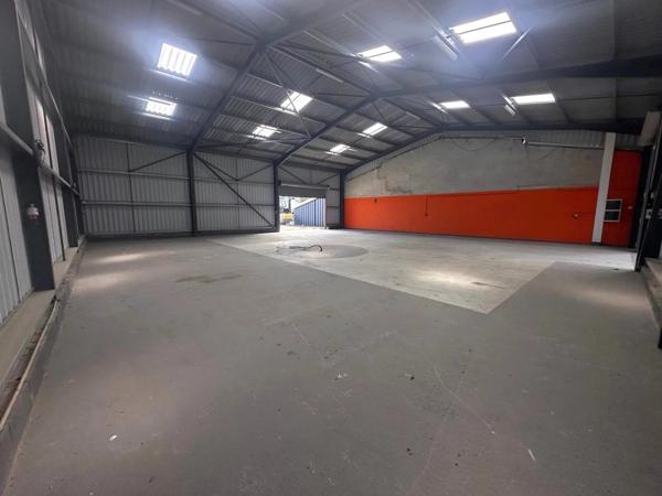 À LOUER – Local industriel / commercial 500 m²