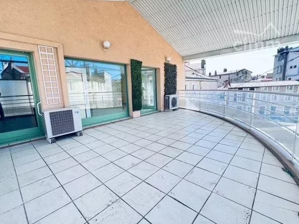 Découvrez ce bel appartement de 120 m², idéalement situé en plein centre de Valence.
