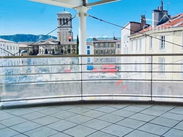 Découvrez ce bel appartement de 120 m², idéalement situé en plein centre de Valence.