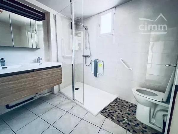 Découvrez ce bel appartement de 120 m², idéalement situé en plein centre de Valence.