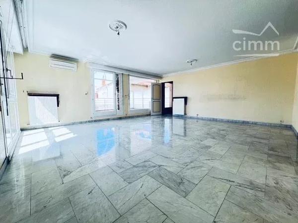 Découvrez ce bel appartement de 120 m², idéalement situé en plein centre de Valence.