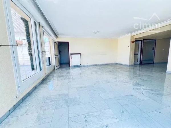 Découvrez ce bel appartement de 120 m², idéalement situé en plein centre de Valence.