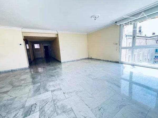 Découvrez ce bel appartement de 120 m², idéalement situé en plein centre de Valence.