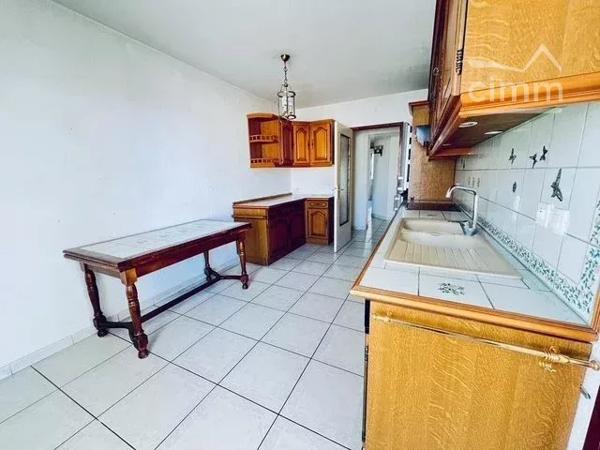 Découvrez ce bel appartement de 120 m², idéalement situé en plein centre de Valence.