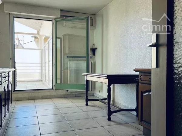 Découvrez ce bel appartement de 120 m², idéalement situé en plein centre de Valence.