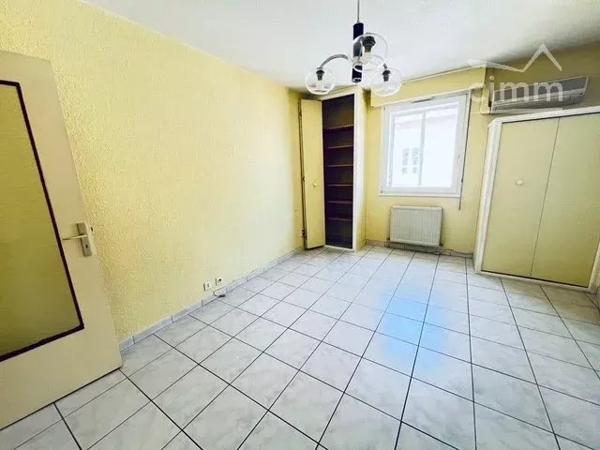 Découvrez ce bel appartement de 120 m², idéalement situé en plein centre de Valence.