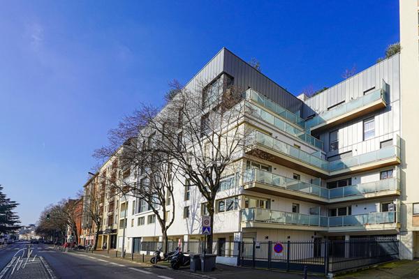 Appartement récent de 3 pièces avec terrasse et parking à Chaville