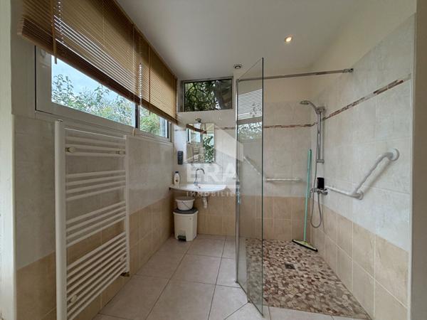 À Saint-Georges, le charme de la pierre avec vie de plain-pied, grand garage et jardin de 500 m² !