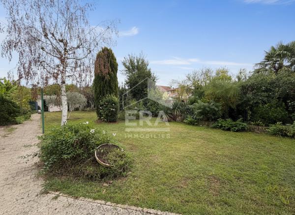 À Saint-Georges, le charme de la pierre avec vie de plain-pied, grand garage et jardin de 500 m² !
