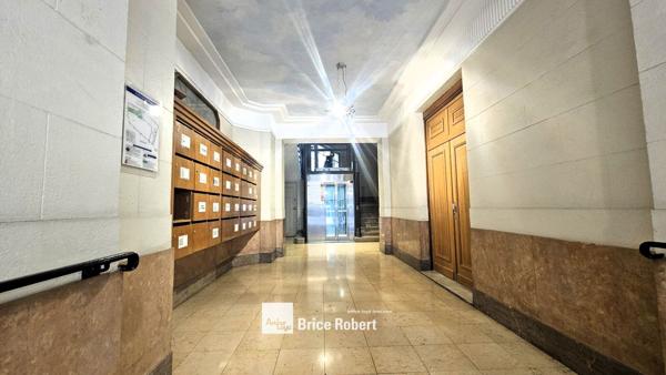 Bureaux à louer à Lyon 6ème avec étage élevé et proximité métro Brotteaux