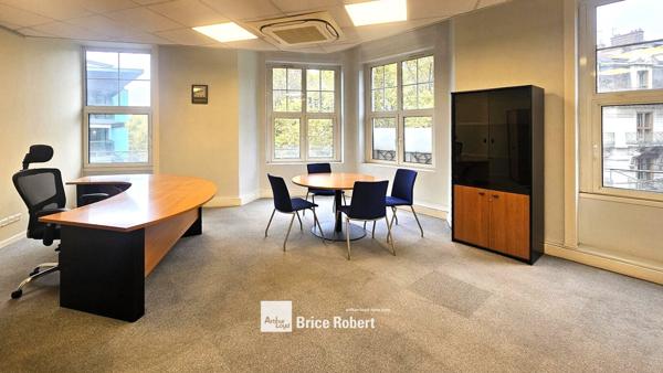 Bureaux à louer à Lyon 6ème avec étage élevé et proximité métro Brotteaux