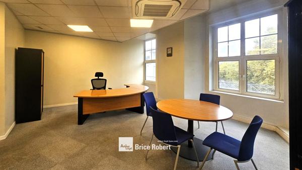 Bureaux à louer à Lyon 6ème avec étage élevé et proximité métro Brotteaux