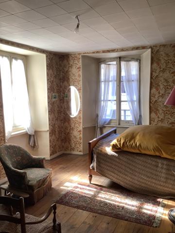 VIC SUR CERE (15) Maison de ville avec potentiel
