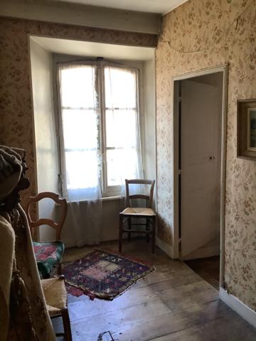 VIC SUR CERE (15) Maison de ville avec potentiel