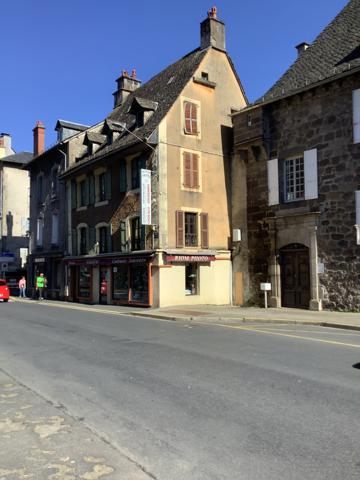 VIC SUR CERE (15) Maison de ville avec potentiel