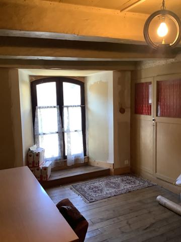 VIC SUR CERE (15) Maison de ville avec potentiel