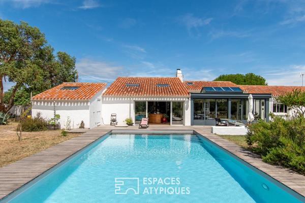 Maison bord de mer aux volumes uniques avec piscine
