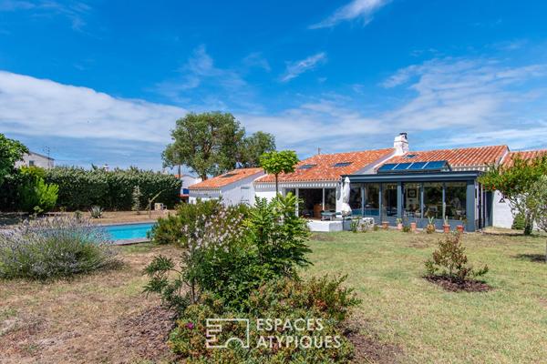 Maison bord de mer aux volumes uniques avec piscine