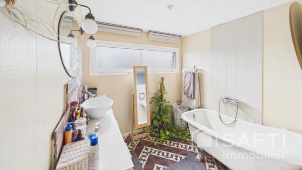 Maison contemporaine en conteneurs – Proche du centre-ville, avec piscine