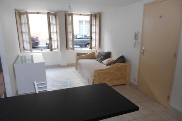Studio
                                                                                                                                                                                                                                                                                                                        1 pièce(s)                                                                                                                                                                                                                                                                                                                              25  m²