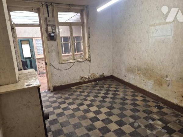 Lille Bois Blancs, proche Lomme et Lambersart, maison de courée à rénover entièrement.
65 m2 h...