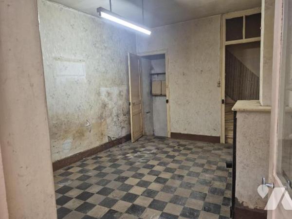 Lille Bois Blancs, proche Lomme et Lambersart, maison de courée à rénover entièrement.
65 m2 h...