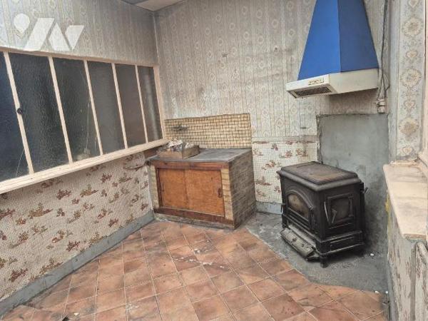 Lille Bois Blancs, proche Lomme et Lambersart, maison de courée à rénover entièrement.
65 m2 h...