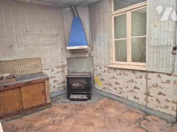 Lille Bois Blancs, proche Lomme et Lambersart, maison de courée à rénover entièrement.
65 m2 h...