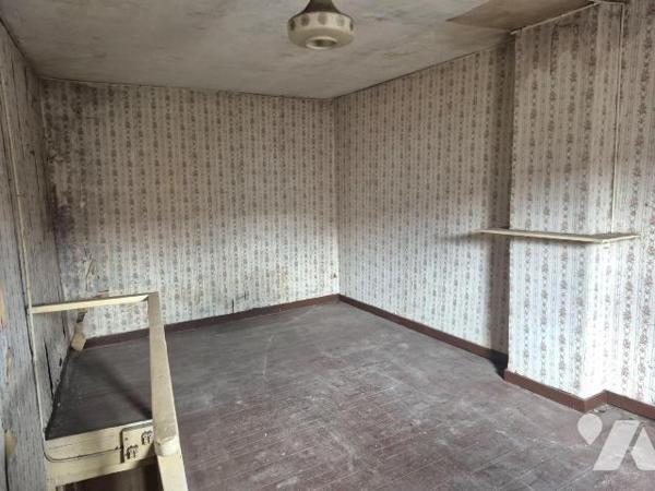 Lille Bois Blancs, proche Lomme et Lambersart, maison de courée à rénover entièrement.
65 m2 h...