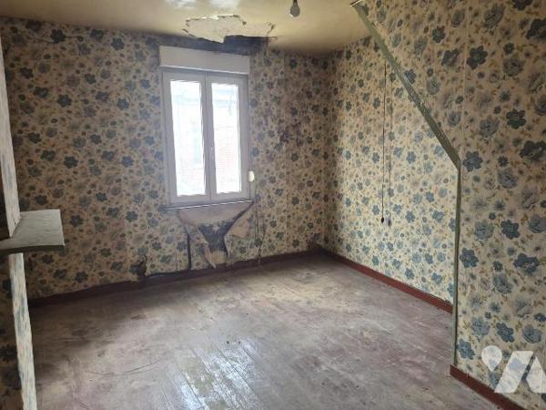 Lille Bois Blancs, proche Lomme et Lambersart, maison de courée à rénover entièrement.
65 m2 h...