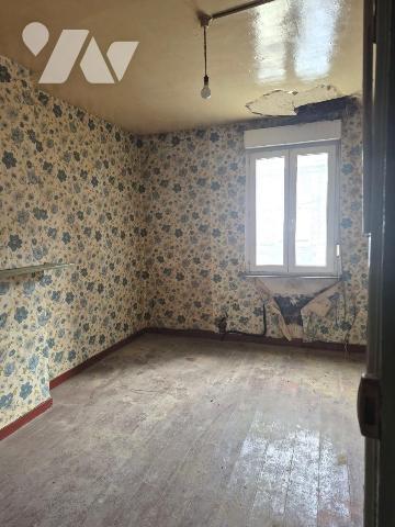 Lille Bois Blancs, proche Lomme et Lambersart, maison de courée à rénover entièrement.
65 m2 h...