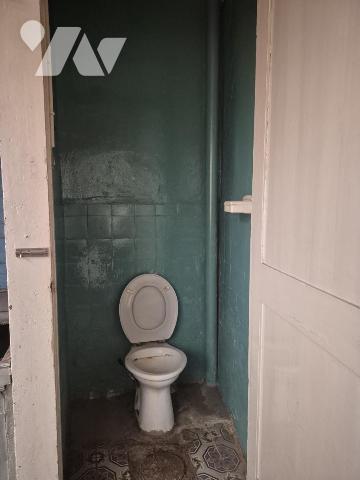 Lille Bois Blancs, proche Lomme et Lambersart, maison de courée à rénover entièrement.
65 m2 h...